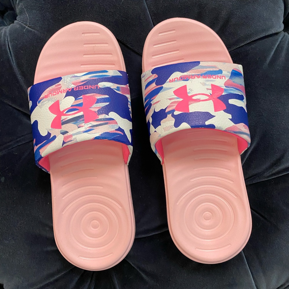 Under Armour girls slides size 3 -worn once EUC